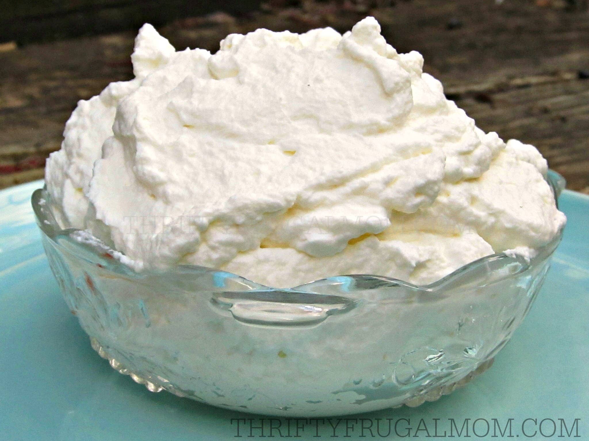 https://www.thriftyfrugalmom.com/wp-content/uploads/2015/04/Homemade-Whipped-Cream-Recipe.jpg