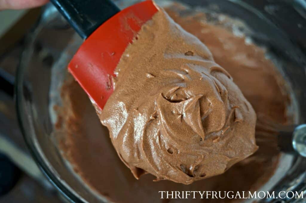Easy chocolate buttercream frosting recipe- 5 minute icing? Yes Please!